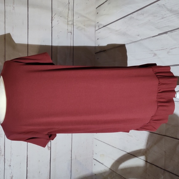 Short Sleeve Ruffle Bottom Top - Picture 2 of 3